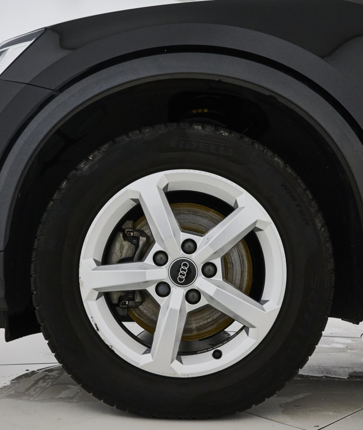 Audi grigia sottoposta a trattamento di detailing auto completo con finitura brillante Splendid Car.